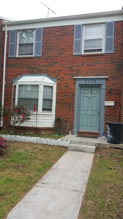 8004 Community Dr in Manassas, VA - Building Photo