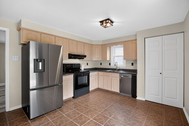 915 Crystal Rock Rd in Lusby, MD - Building Photo - Building Photo