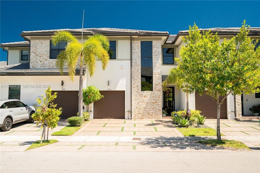 15785 NW 91st Ct in Miami Lakes, FL - Building Photo