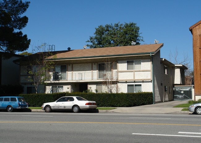 12217 Riverside Dr in Valley Village, CA - Building Photo - Building Photo