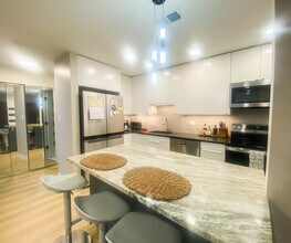 715 W Central Rd in Mount Prospect, IL - Building Photo - Building Photo