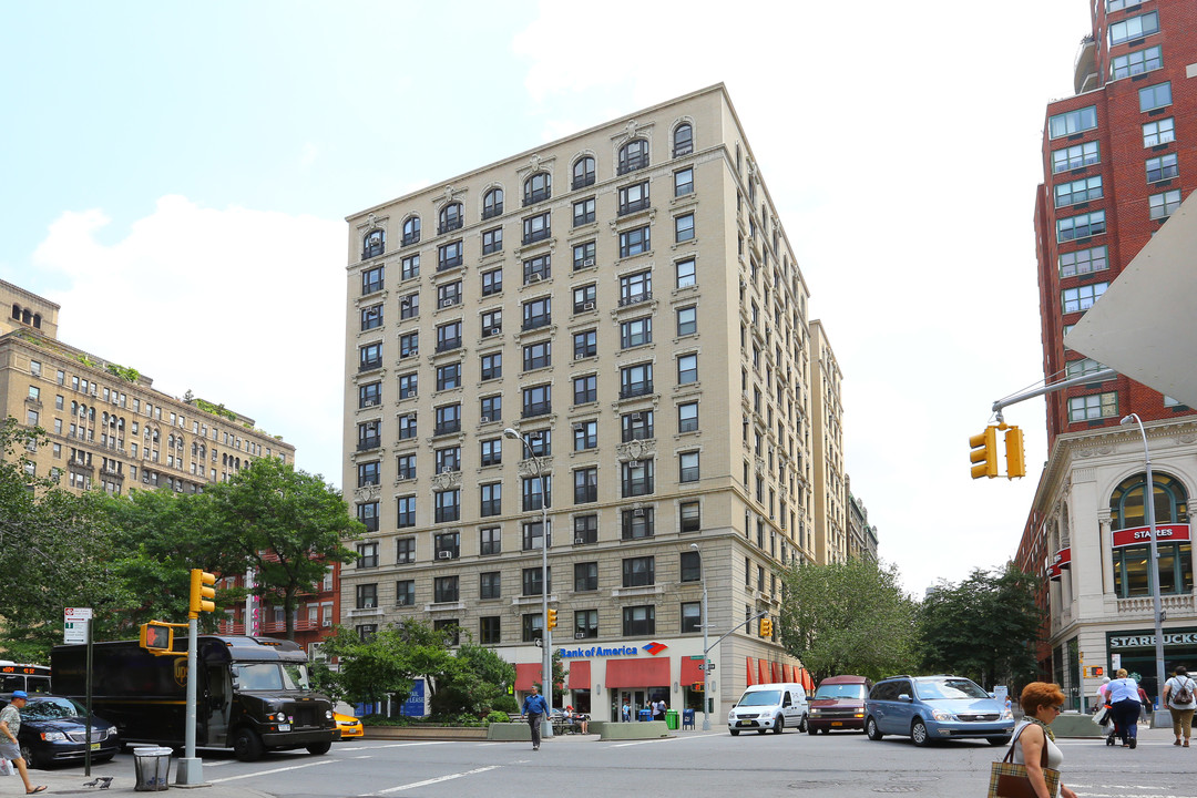 Avonova Condominium in New York, NY - Foto de edificio