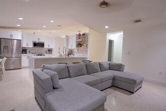 15213 SW 141st St in Miami, FL - Foto de edificio - Building Photo