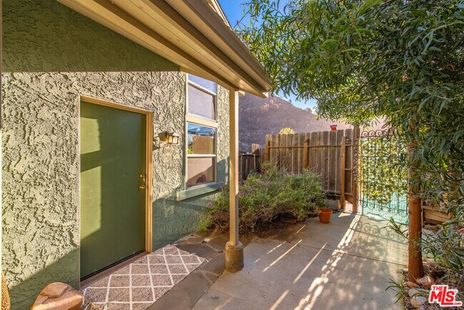 543 Fernwood Pacific Dr in Topanga, CA - Foto de edificio - Building Photo