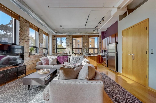 1701 NE Madison St in Minneapolis, MN - Foto de edificio - Building Photo