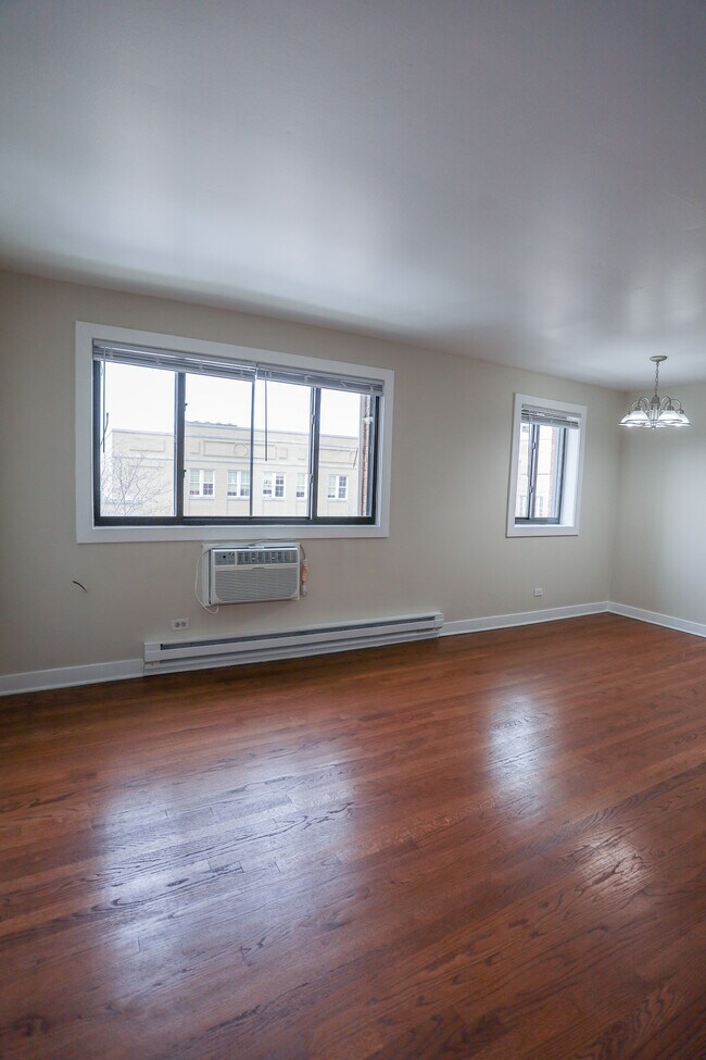 5900 N Winthrop Ave, Unit #211 in Chicago, IL - Building Photo - Building Photo