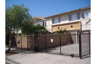 1629 S Van Ness Ave in Los Angeles, CA - Building Photo - Building Photo