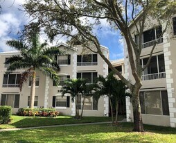 2861 N Oakland Forest Dr, Unit 306 in Oakland Park, FL - Building Photo