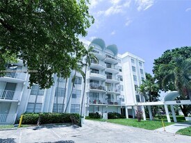 484 NW 165th St in Miami, FL - Building Photo