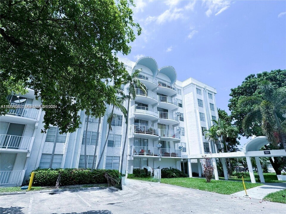 484 NW 165th St in Miami, FL - Building Photo