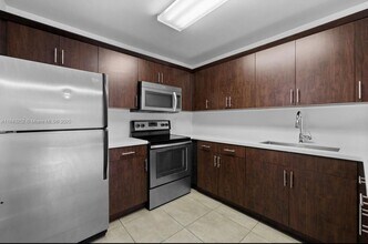 6940 Miami Gardens Dr in Hialeah, FL - Building Photo - Building Photo