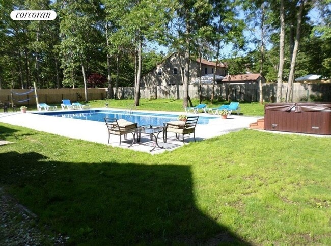 2 Seashell Ln in Hampton Bays, NY - Building Photo - Building Photo