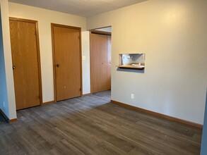 1626 Pinewood Ln in Hudson, WI - Foto de edificio - Building Photo