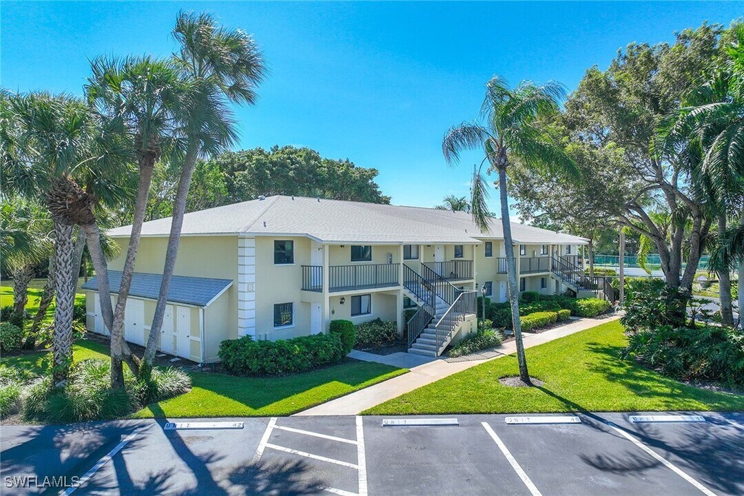 28180 Pine Haven Way in Bonita Springs, FL - Foto de edificio