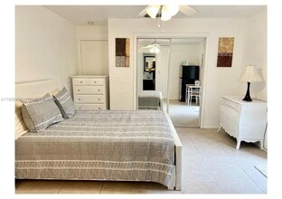 2449 NW 73rd Ave in Sunrise, FL - Foto de edificio - Building Photo