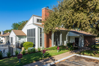 Churchill Crossing Apartments in Austin, TX - Building Photo - Building Photo