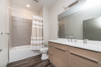 408 Mystic Ave, Unit 306 in Somerville, MA - Foto de edificio - Building Photo