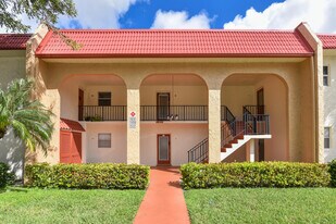477 Lake Dora Dr in West Palm Beach, FL - Building Photo