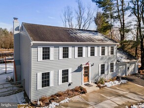 10622 Runaway Ln in Great Falls, VA - Building Photo - Building Photo