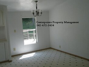 1814 Trails End Ln in Sutherlin, OR - Building Photo - Building Photo