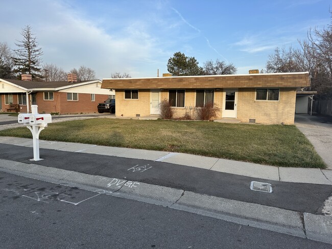 3751 S Redmaple Rd, Unit 3751 Redmaple in Millcreek, UT - Building Photo - Building Photo