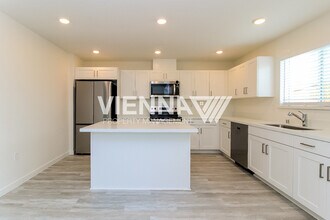 1048 Silver Feather Wy in Roseville, CA - Building Photo - Building Photo