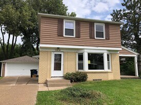 2419 28th Ave in Rock Island, IL - Building Photo