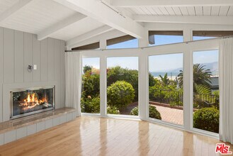 117 Ocean Way in Santa Monica, CA - Building Photo - Building Photo