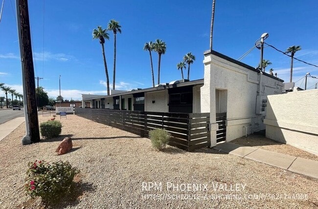 6802 W Glendale Ave in Glendale, AZ - Building Photo - Building Photo