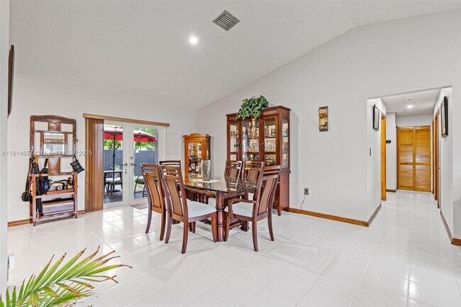 12724 NW 8th Ln in Miami, FL - Building Photo - Building Photo