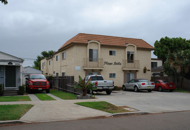 945 Chalcedony St in San Diego, CA - Building Photo - Building Photo