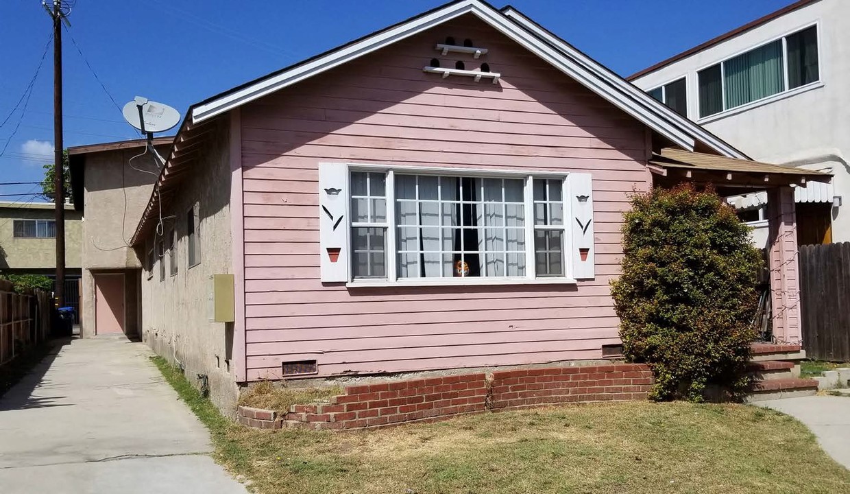 11969 Walnut Ln in West Los Angeles, CA - Building Photo