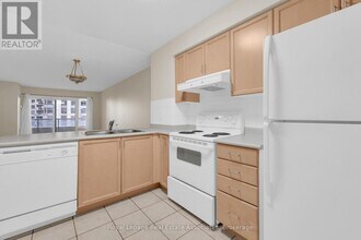 25 Kingsbridge Garden Cir in Mississauga, ON - Building Photo - Building Photo