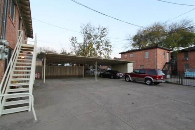 5718 Penrose Ave, Unit Unit D in Dallas, TX - Foto de edificio - Building Photo