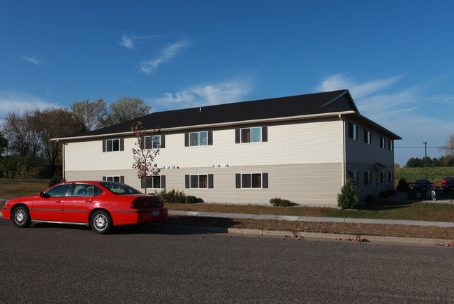 629 Cemetery Rd in River Falls, WI - Foto de edificio - Building Photo