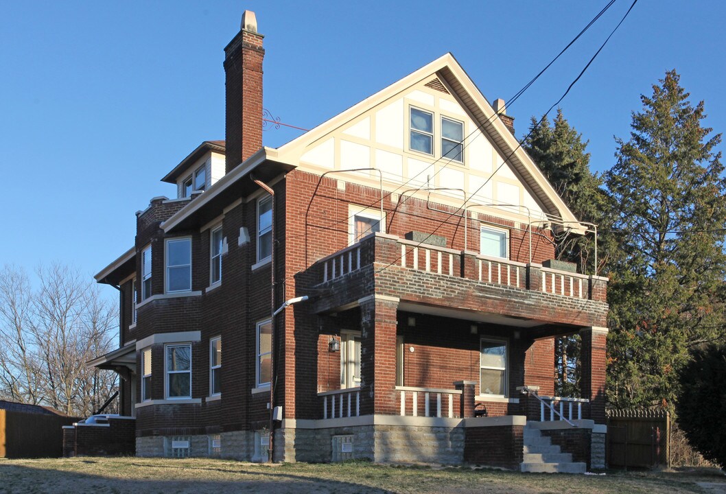 2565 Orland Ave in Cincinnati, OH - Foto de edificio