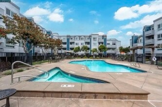 6400 Christie Ave, Unit Penthouse top flr in Emeryville, CA - Building Photo - Building Photo