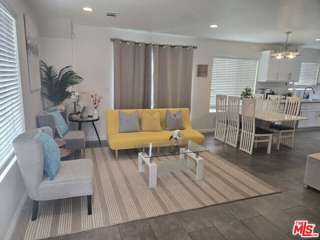 327 N Kenmore Ave in Los Angeles, CA - Building Photo - Building Photo