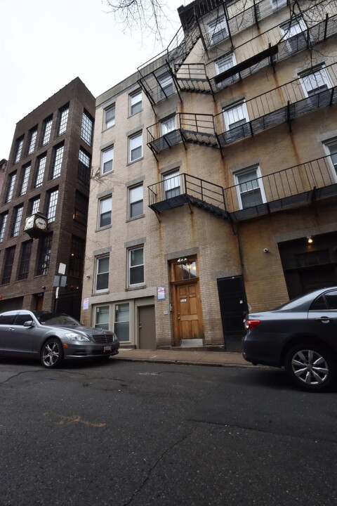 20 Moon St, Unit 4 in Boston, MA - Foto de edificio