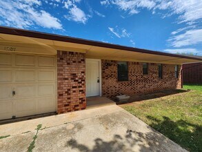 1207 Whispering Glen St in Tecumseh, OK - Building Photo - Building Photo
