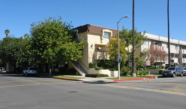 14359 Haynes St in Van Nuys, CA - Foto de edificio - Building Photo