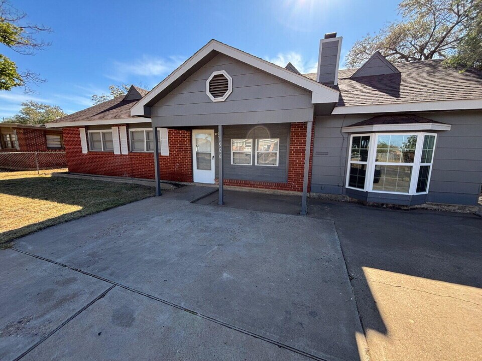 1906 E Baylor St in Lubbock, TX - Building Photo