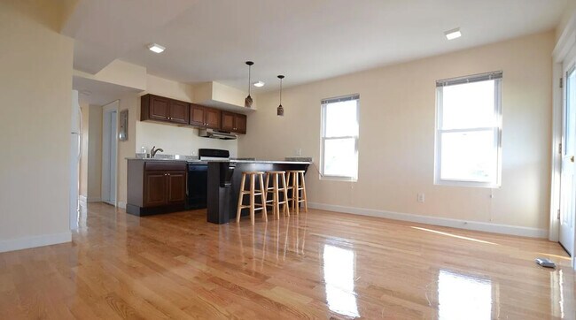 23 Weitz St, Unit 1 in Boston, MA - Foto de edificio - Building Photo