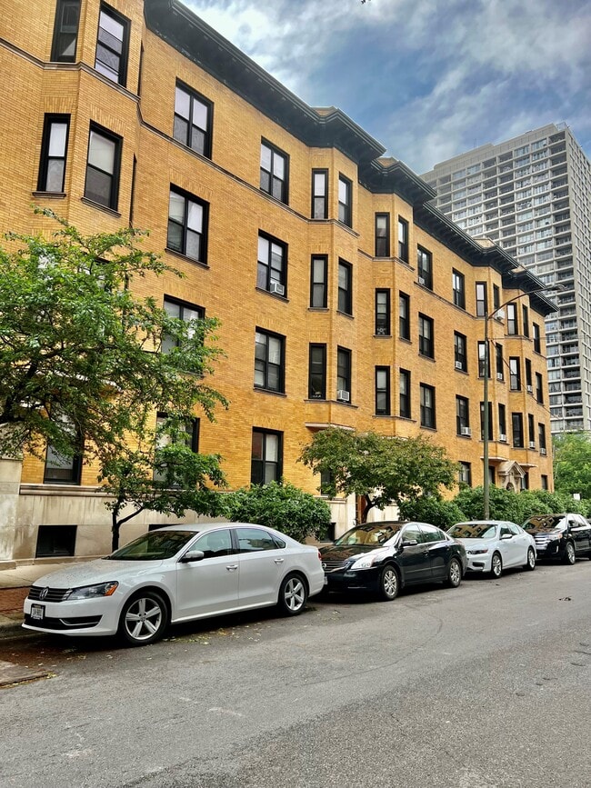 1916 N Lincoln Park W