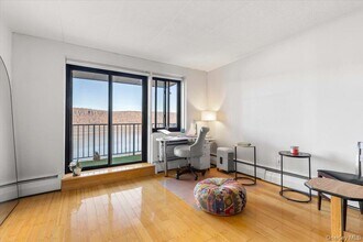 1085 Warburton Ave in Yonkers, NY - Foto de edificio - Building Photo