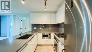 6658 Dow Ave in Burnaby, BC - Building Photo - Building Photo