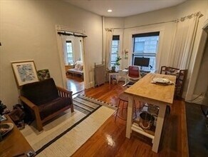 119 Park St, Unit 2 in Brookline, MA - Foto de edificio - Building Photo
