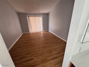 6429 W Birchcrest Ct in Las Vegas, NV - Foto de edificio - Building Photo