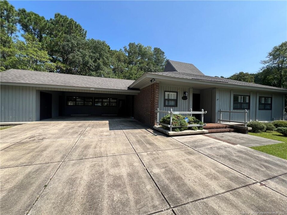 2112 Winterlochen Rd in Fayetteville, NC - Building Photo