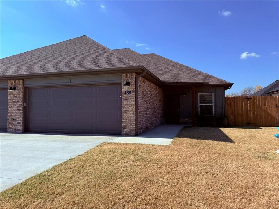 72 E Bottlebrush Bnd in Farmington, AR - Building Photo